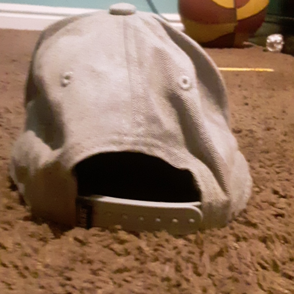 Van's hat - Picture 2 of 2